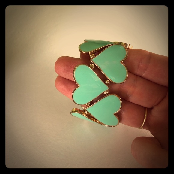 Jewelry - 🍁🍁3/$10 Heart Shaped Bracelet